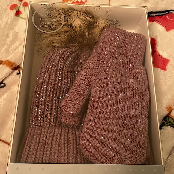 purple toque and mitten set, still in box - Picture 4 of 6